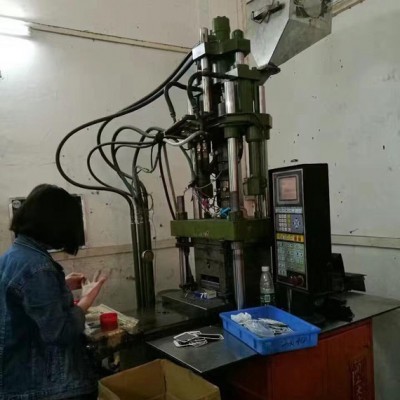立式注塑機(jī) 立式注塑機(jī)注塑機(jī)立式成型機(jī)立式滑板機(jī)